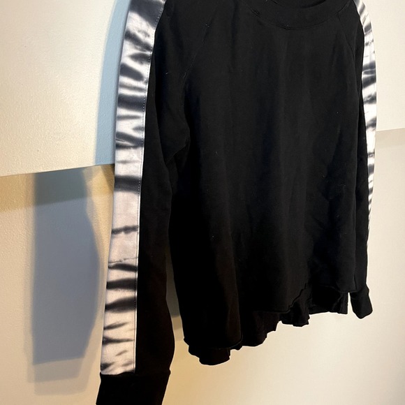 MONROW Layered Printed Soft Sweatshirt in Black & White Size XS - Picture 8 of 16